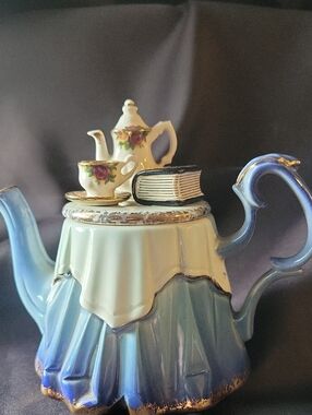 Royal Albert Old Country Roses Tea Table**Excellent Condition**